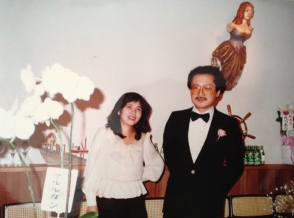 8代目敏幸フランス料理店オープン。隣は妻和加。